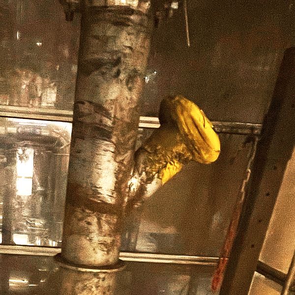 Delad bild. Vänster: Rostigt rör med gul ventil. Höger: Lager med staplade säckar i industrihall.