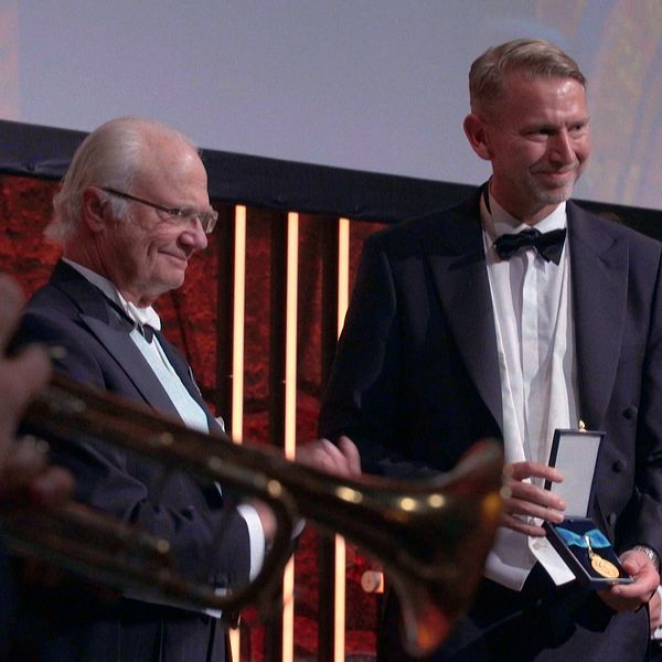 Tvådelad bild. Till vänster: Kung Carl XVI Gustaf på prisutdelning där Northvolts före detta vd Peter Carlsson tar emot en medalj. Till höger: Flygfoto över fabrik.