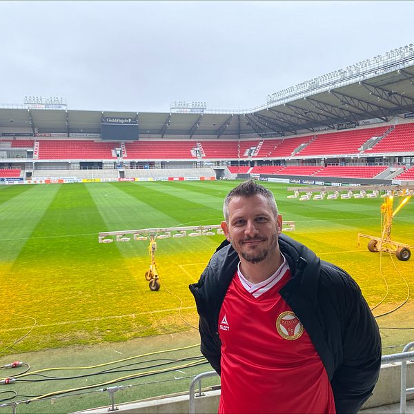 Pablo kalmar står på Guldfågeln Arenas läktare