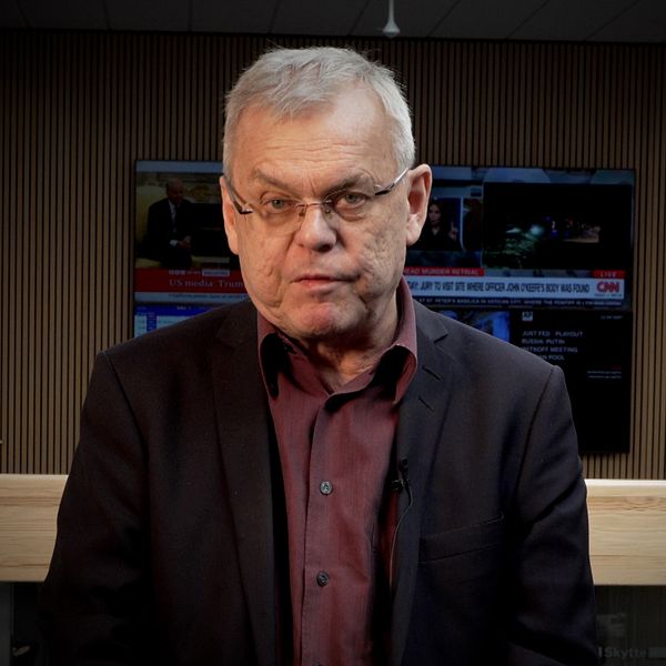 Delad bild. Till vänster: artillerield i skog. Till höger: Bert Sundström i tv-studio.