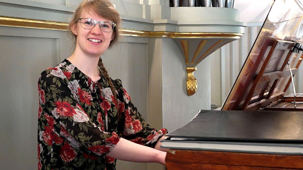 27-åriga Stina Andersson från Hjo har arbetet som kantor i tre år och nu går hon sista året på organistutbildningen i Göteborg.