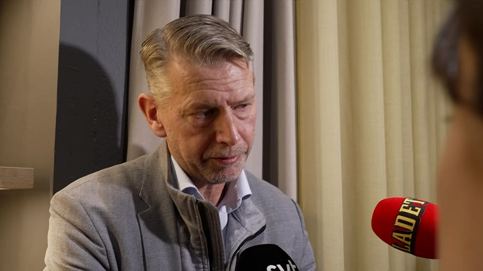 En person intervjuas, två mikrofoner hålls av SVT och Aftonbladet.