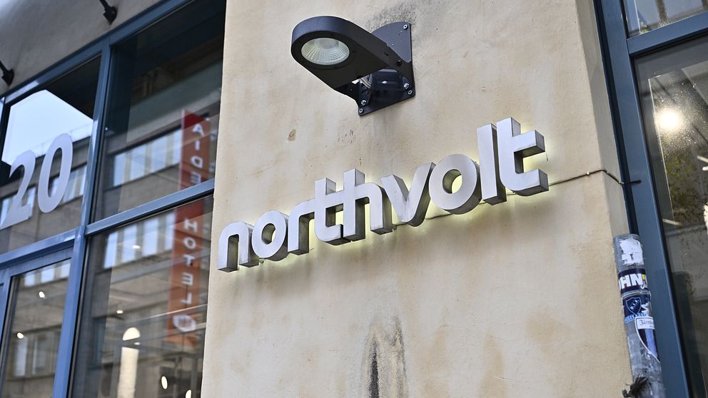 Byggnadsfasad med Northvolt-logga.